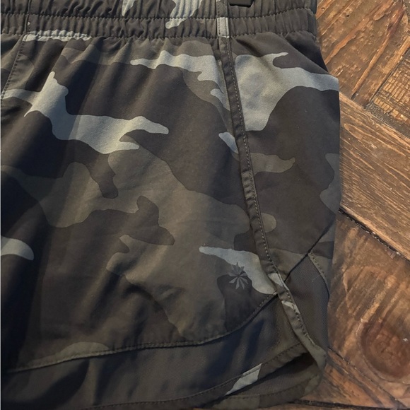 Athleta Mesh Racer Run Short 
Women's XS Black
Camouflage Print - Picture 8 of 11